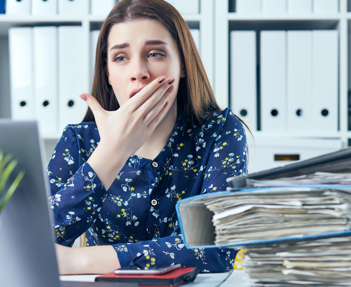 女孩老是捂嘴原因揭秘!女生总是捂嘴笑是咋回事?