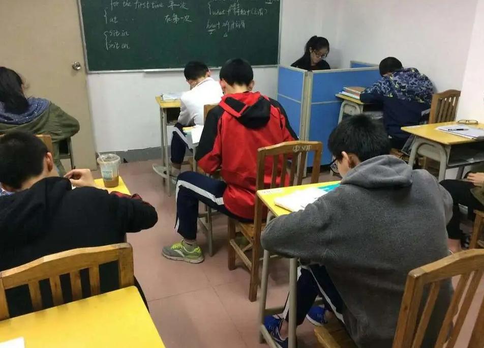 安徽一地踹门查补课引关注，官方回应及各方行为分析